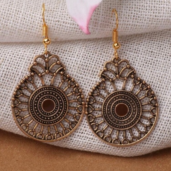 LLK Jewelry - LAST PAIR: Beautiful women’s bronze hollow dangle earrings